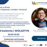 Uśmiechnięty mężczyzna trzymający książkę, zaproszenie na spotkanie o talentach w firmie.